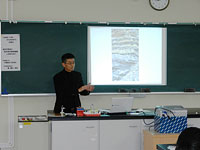 後先生から陸地の形成と地層の基礎知識について講義がありました