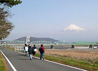 第１調査ポイントの富士川（富士川町富士川橋付近）に到着