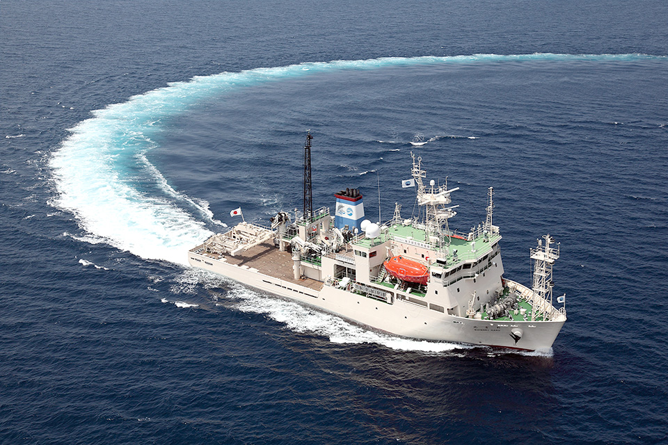 東北海洋生態系調査研究船 「新青丸」の画像