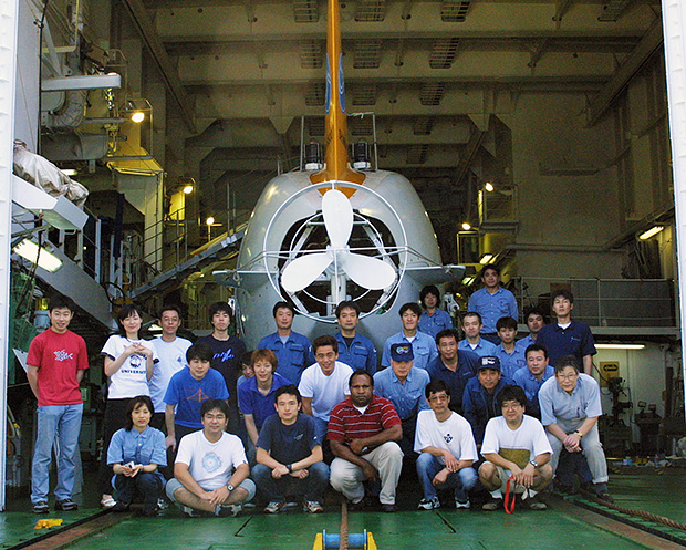 2004年の運航チーム（5月16日、先島群島での調査を終えて）