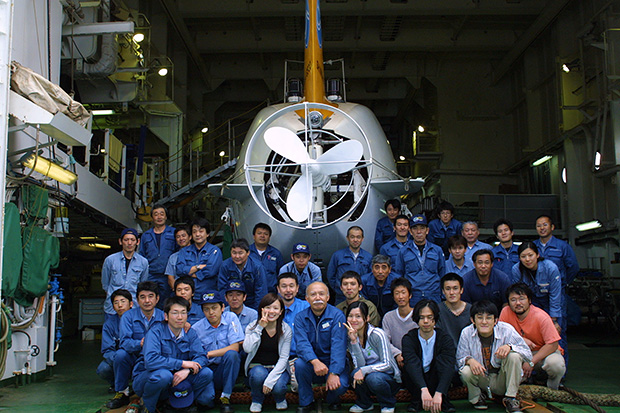2006年の運航チーム（6月19日、日本海溝での調査を終えて）