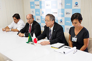 ブラジル沖調査終了後、プレス発表をする北里主席研究者 2013年5月