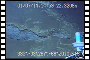 松前海台で観察された地震によるものと推測される海底亀裂　第633潜航 2001年7月14日