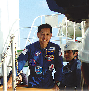 「しんかい6500」に乗船する毛利衛さん　第733潜航 2003年3月13日
