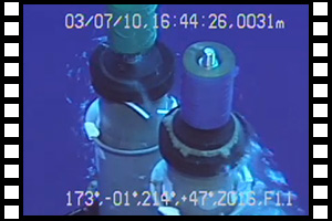 与那国海丘熱水域にて採取した泥の中から吹き出すガスの気泡　第762潜航 2003年7月10日