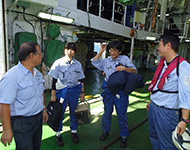 櫻井司令に潜航中の状況や機器の不具合等を報告する植木パイロットと池田コパイロット。