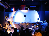 新江ノ島水族館にて「しんかい2000」の公開整備を実演しました。