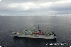 海洋地球観測船「みらい」。奥に海氷があるよ。