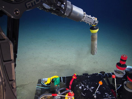 無人探査機「かいこう」による深海堆積物のサンプリング（柱状採泥）