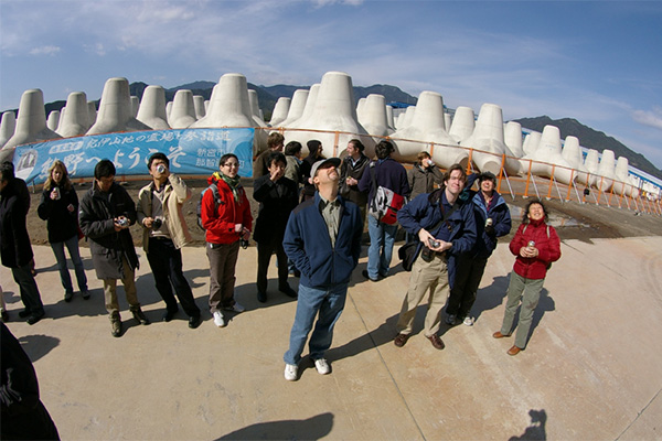 A long expedition is finished, and everyone finally relaxes ashore while looking up at <i>Chikyu</i> quayside!