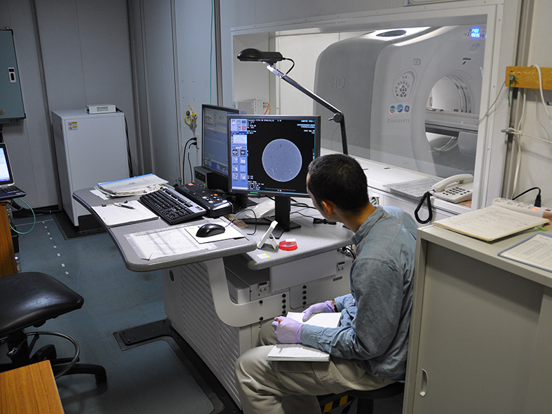 Core Processing Deck／X-ray CT scanner Lab