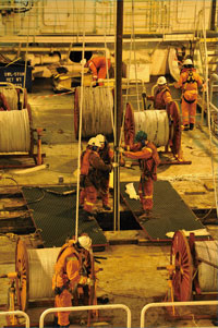 Vibrations caused by the Kuroshio Current can be suppressed by attaching 4 lengths of rope along the drill pipe.