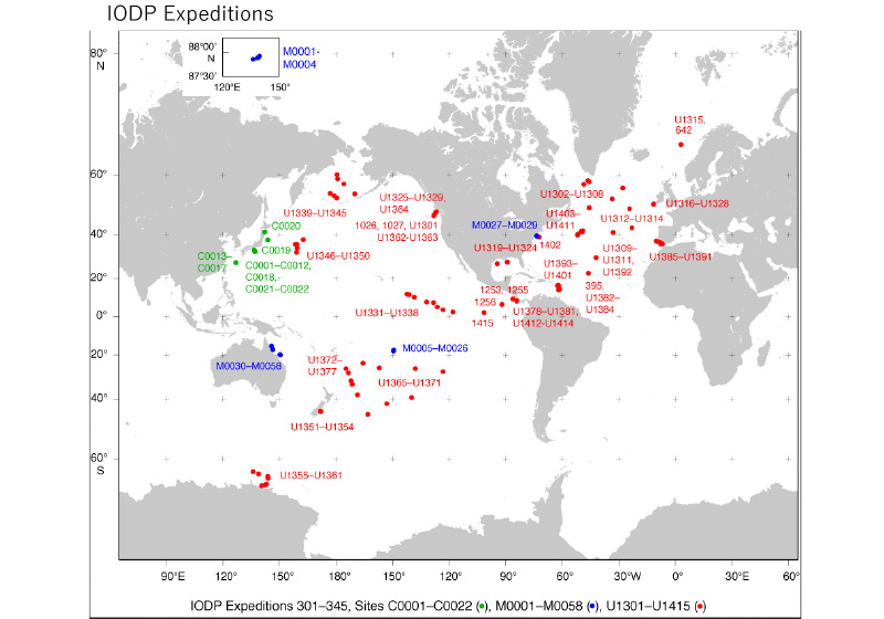 全世界の科学掘削地点図。緑色が「ちきゅう」によるIODP Exp.348まで（C0001-C0022）、青のMシリーズは、ヨーロッパによる特定掘削船のサイト、赤のUシリーズは、米国主導のJoides Resolution 号による掘削点