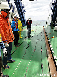 深海調査研究船「かいれい」船上に回収された長期孔内温度計 平成25年4月27日撮影