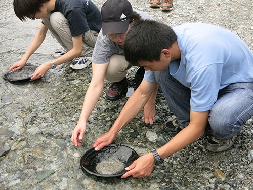 砂の中に含まれる重鉱物だけを濃集させる採取方法（椀かけ）