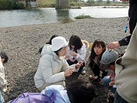 第一調査地点に到着し、講師の小俣先生から河川と実習場所の説明がありました