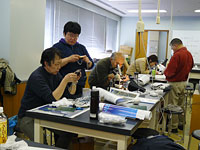 参加者も顕微鏡での観察に夢中