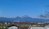 北上しているので、進行方向右側に松田山、左側には箱根火山や富士山が見えています