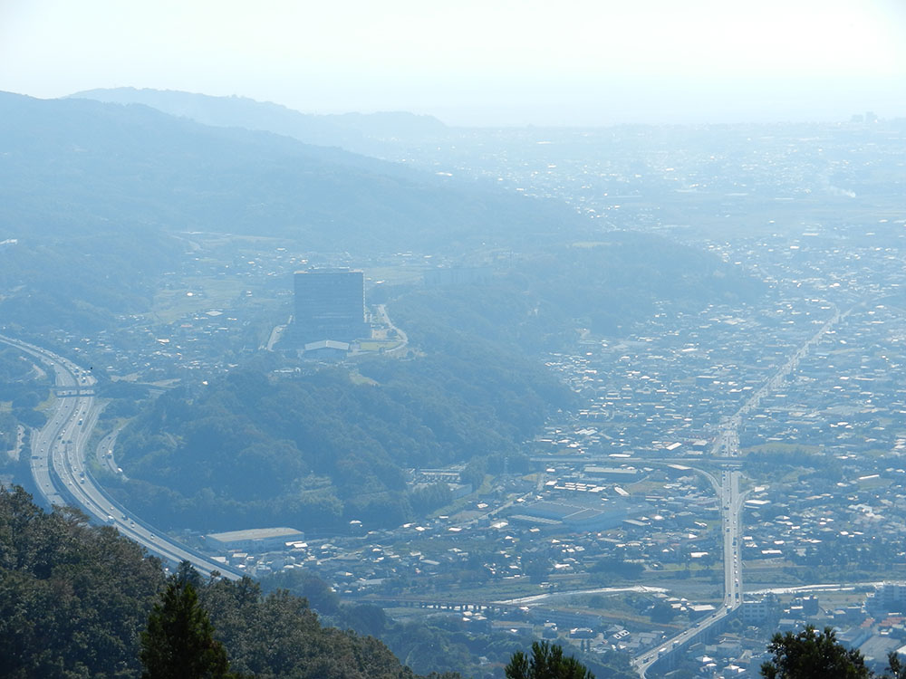 ここがフィリピン海プレートとユーラシアプレートの境界である神縄・国府津-松田断層によってできた地形です