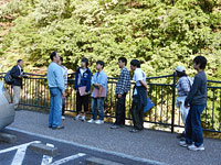 中川温泉で結晶片岩の観察
