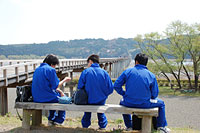 「世界一の長さを誇る木造歩道橋」前でお弁当