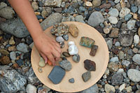 集めた礫は、堆積岩、火成岩、変成岩に分類します