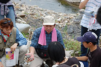 木澤先生から、採集した礫の特徴や形成過程などについて説明を受けました
