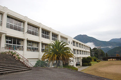 熊野川中学校は、全校生徒34人の山間にある学校です