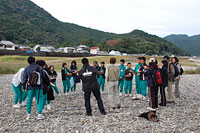 熊野川河川敷に到着