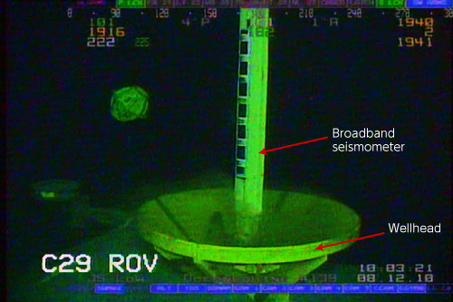 Photo: Lowering of CORK(Photographed by a ROV, December 8, 2010)