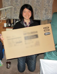 優勝者　JAMSTEC THさん。優勝賞品だと勘違いした液晶テレビを持って。