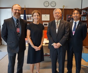 左からブエッセラー博士、ケネディ大使、植松光夫教授（東京大学大気海洋研究所）、本多 