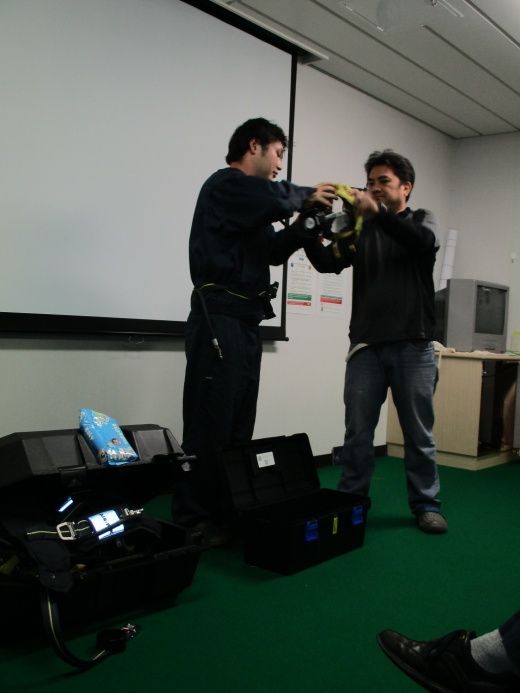 呼吸具を装着する硫化水素トレーニングの様子