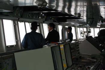 交通量の多い東京湾内を安全に航行するキャプテンはじめ航海士たち