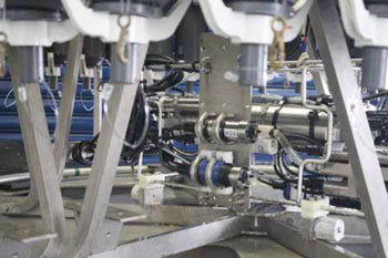 CTD の下に8 種類のセンサーが搭載されている（CTD[塩分×2・水温×2・深度]、溶存酸素（×3）、照度計、透過度計、蛍光光度計、海底高度計）。すべて耐圧6000ｍ以上となっている。