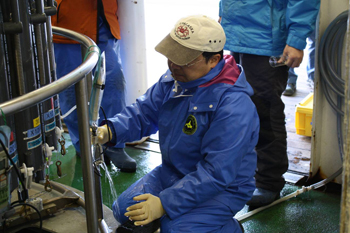 今日の海域の海水は1.6℃。これを薄いゴム手袋をはめて採水する