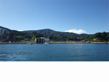 海上から見る女川町。ほとんどが更地となっており、倒壊したビルがそのまま残されている。