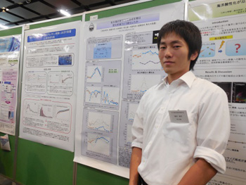 紙谷紹夫氏(東北大学大学院)によるポスター発表のようす