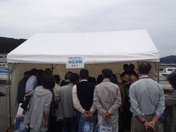 イベントして開催された水圧実験に来場された方々は興味深々