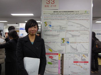 飯島さつきさん（東海大学海洋学部）によるポスター発表のようす