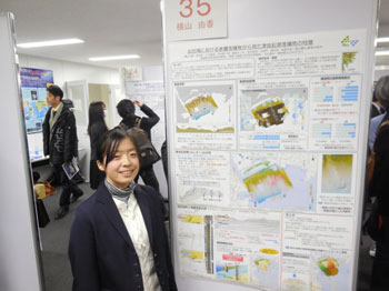 横山由香さん（東海大学海洋学部）によるポスター発表のようす