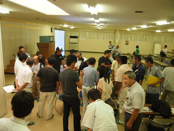 勉強会終了後、講師の回りに集まり、熱心に質問する漁業者の方々