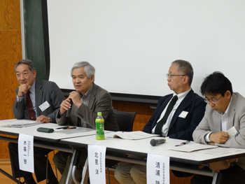 総合討論のようす（左から木島代表、木暮先生、北里先生、清浦課長）
