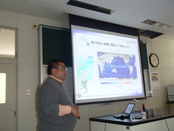 海洋循環について説明を行う海洋研究開発機構 古島技術副主幹