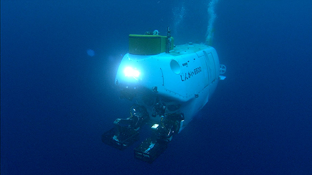 写真：有人潜水調査船「しんかい6500」