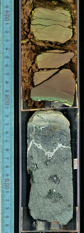掘削地点C0012で得られた堆積岩[上] と基盤岩（枕状玄武岩溶岩）[下]の境界部分