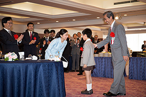 船名提案代表者の安井槙人さん（小学3年生）とお話しになる佳子内親王殿下