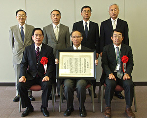 杉 正人特任上席研究員（下列中央）授賞式写真