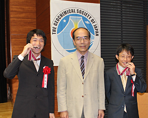 黒田研究員、海老原日本地球化学会会長と、西澤研究員