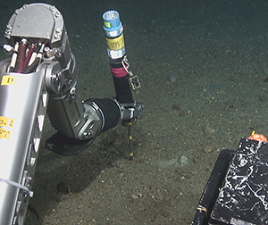 海底下の熱量を測るハイパードルフィンのマニピュレータ